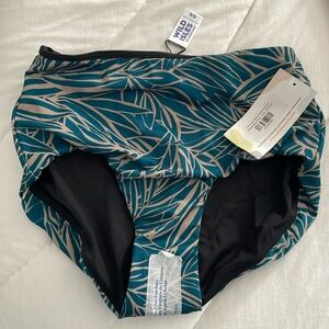 Never worn with tag Wild Isles reversible bottom